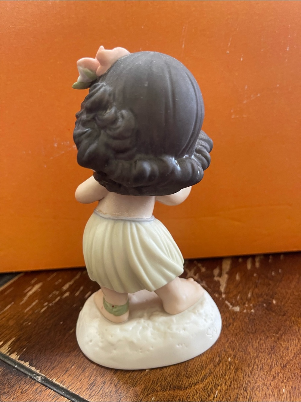 Precious Moments Porcelain Hula Girl Figurine with Floral Lei - Pastel Colors - Picture 3 of 5